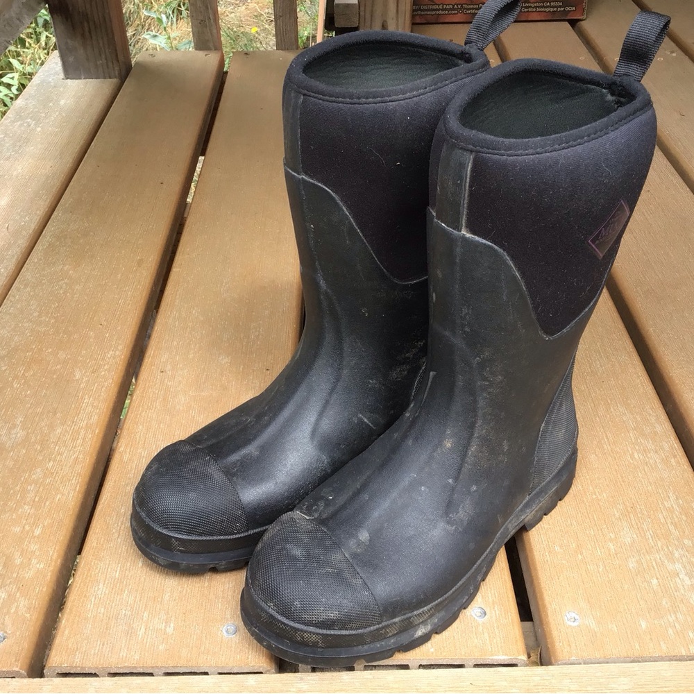 Muck boots in women’s 8